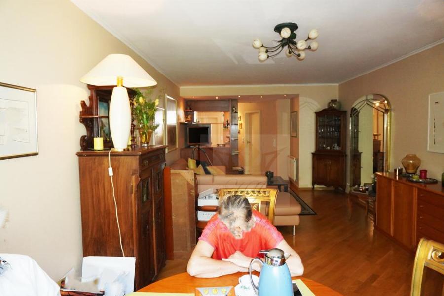 Teilblick Essbereich und Wohnzimmer
