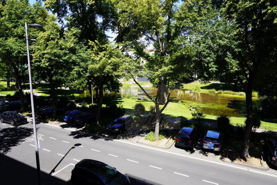Teilblick von dem Essbereich auf Parkanlage mit Teich