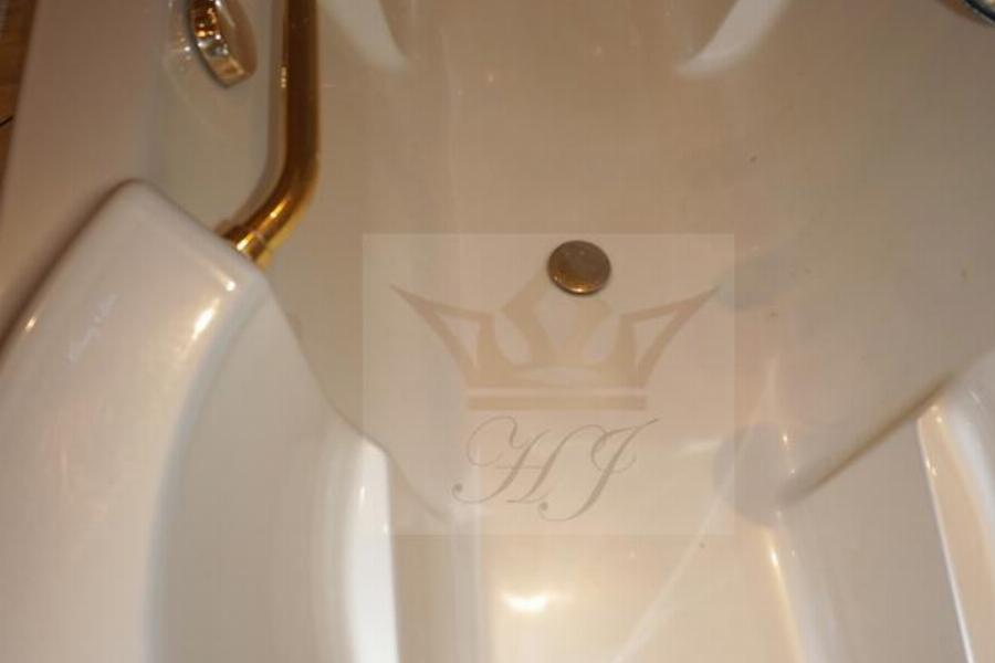 Badewanne mit beidseitigen Einstiegshilfen