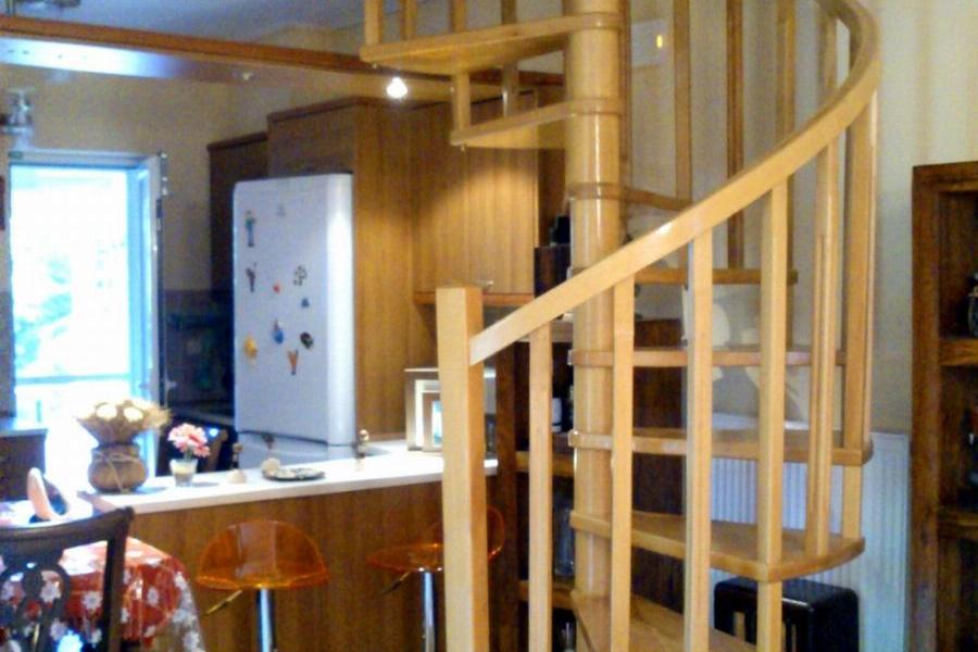 Innenliegende gewendelte Holztreppe