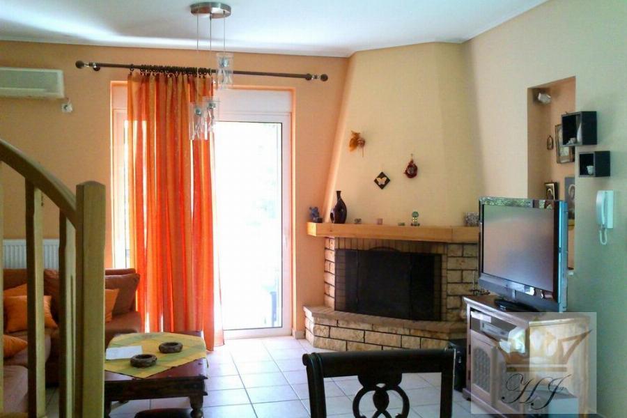 Teilblick Wohnzimmer mit offenen Kamin Hochparterre