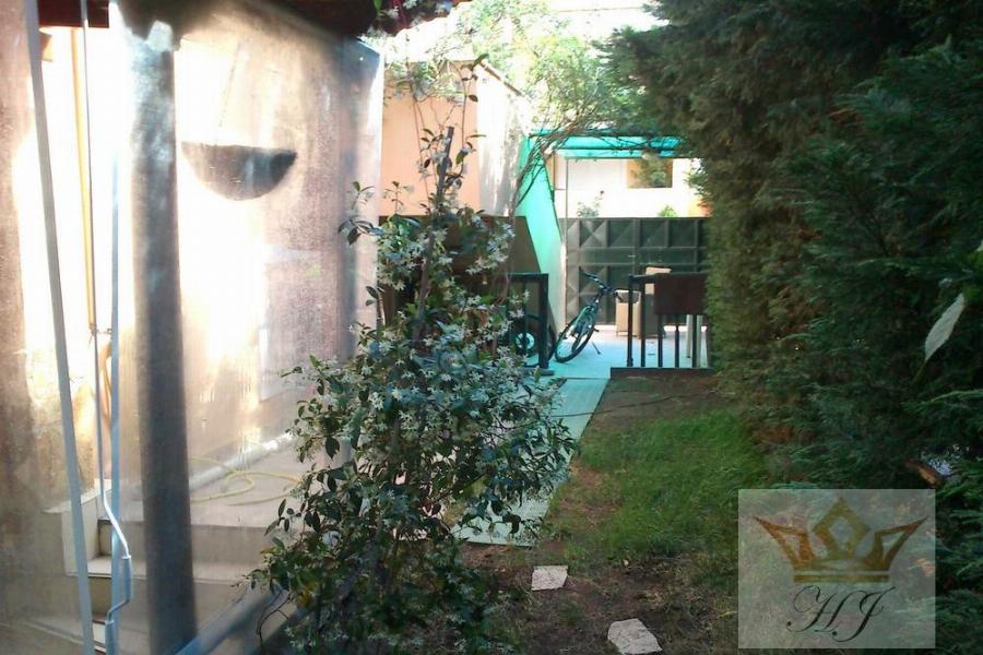 Blick auf den Carport und auf den überdachten Treppenzugang in das Souterain