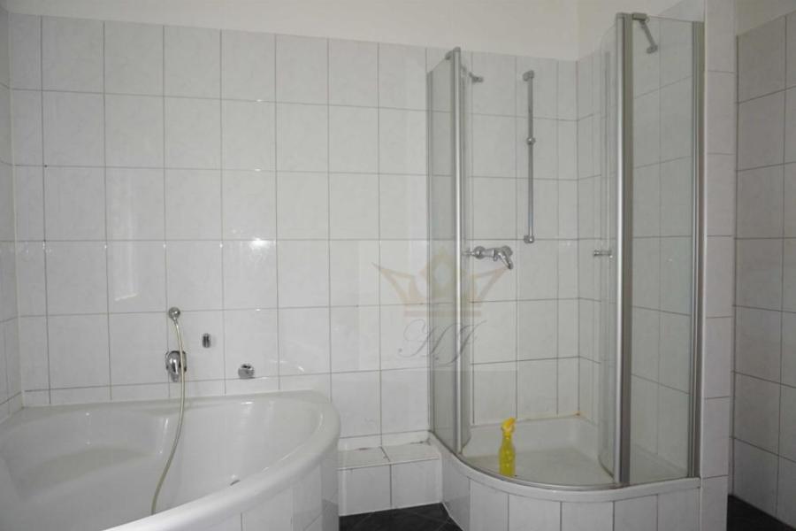 Teilblick Vollbad in der Maisonette rechts Haus 65