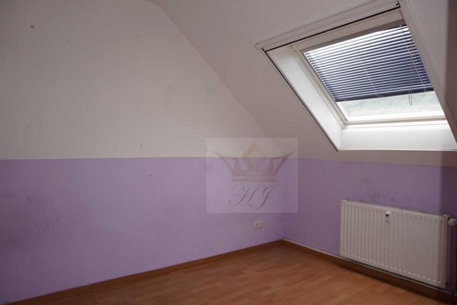 Teilblick gefangenes Schlafzimmer im DG rechts Haus 65