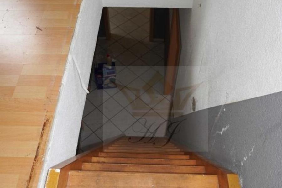 innenliegende Treppe der Maisonette links Haus 65