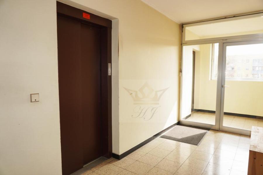 Teiblick Hausflur mit Personenaufzug und Treppenhaus Zugang