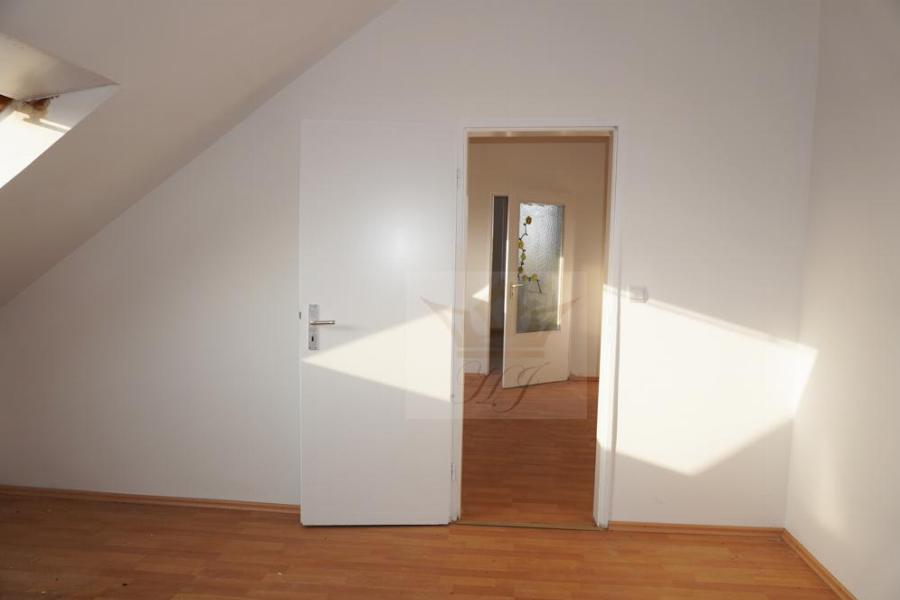 Teilblick zweites Kinderzimmer mit Zugang nach Vorne im DG