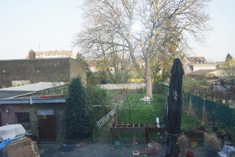 Blick aus den rückwärtigen Garten von dem Zwischenpodest