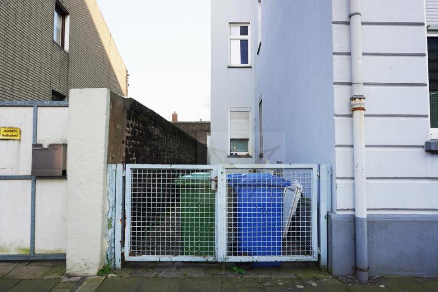 Teilblick Giebelansicht von der Straße