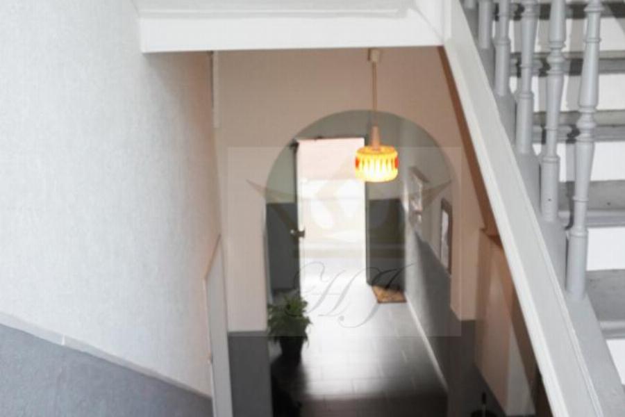 Blick von dem Zwischenpodest auf den Hauseingang