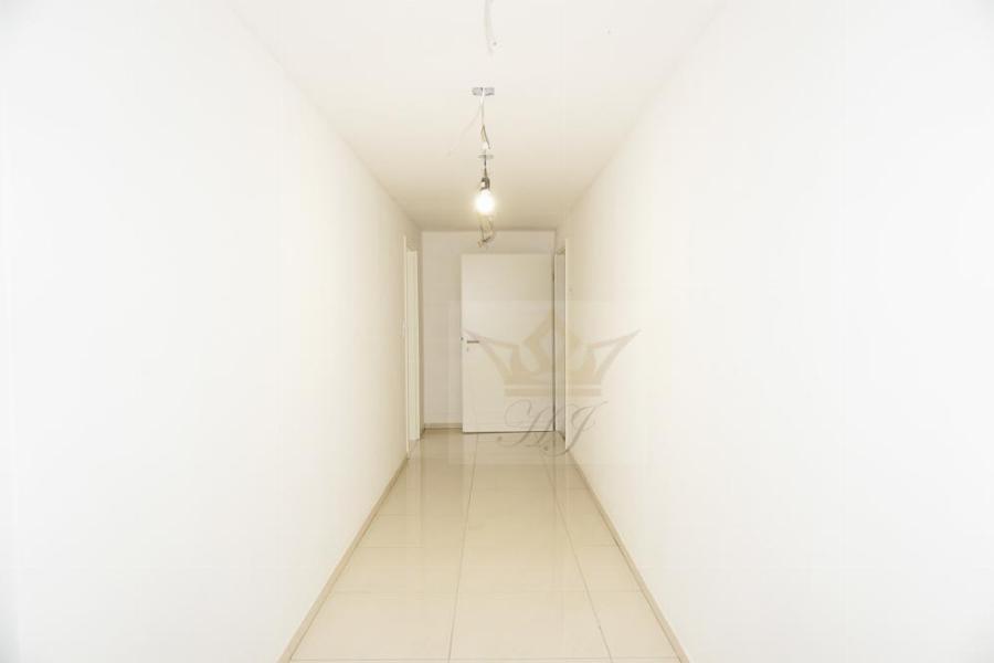 Wohnungsflur in der großen Souterrain Wohnung mit Wohnungseingang