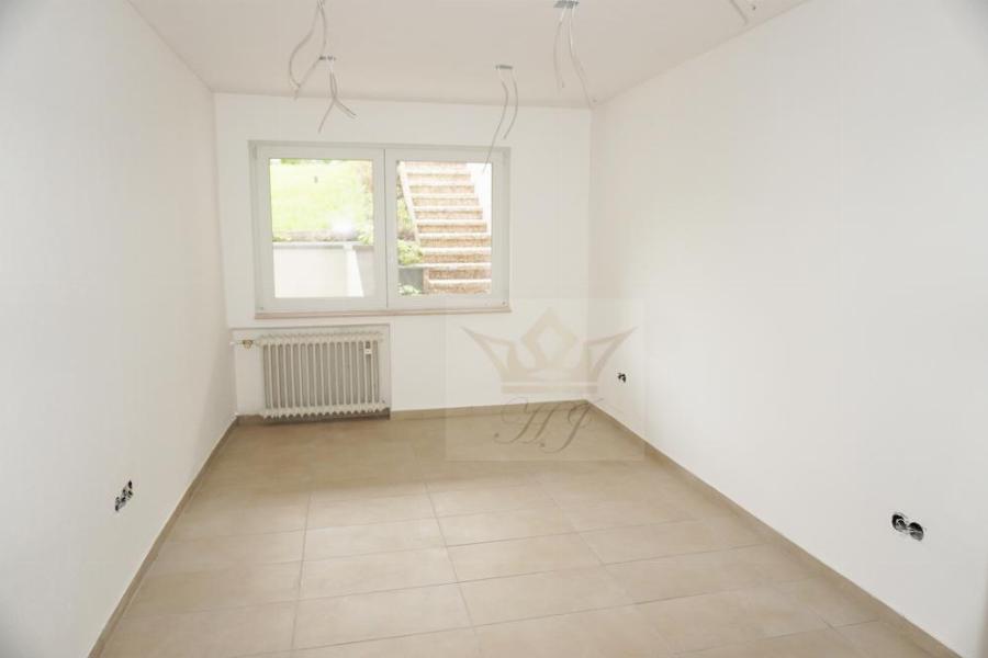 Blick in das Schlafzimmer der kleinen Souterrain Wohnung