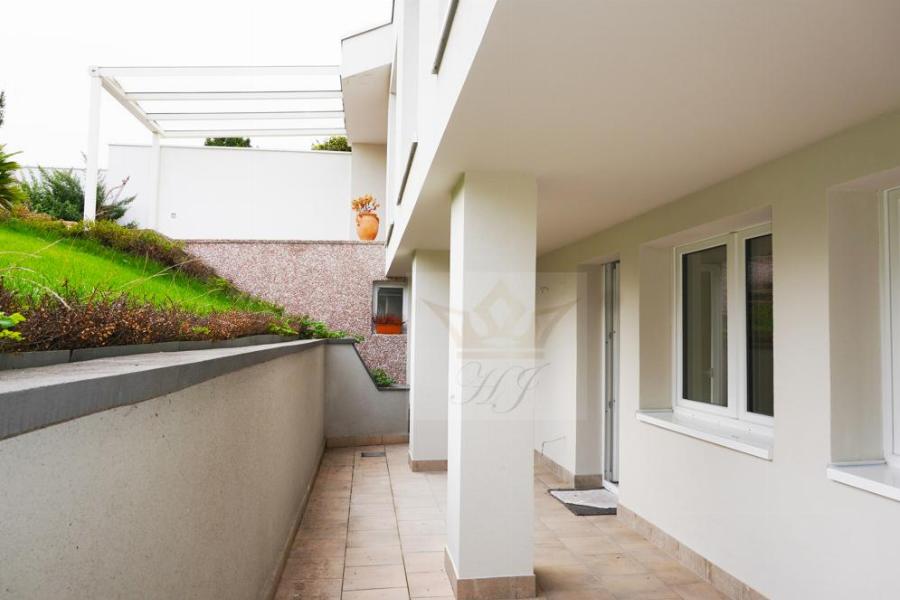 Blick von der überdachten Terrasse auf Wohnungszugang im Souterrain