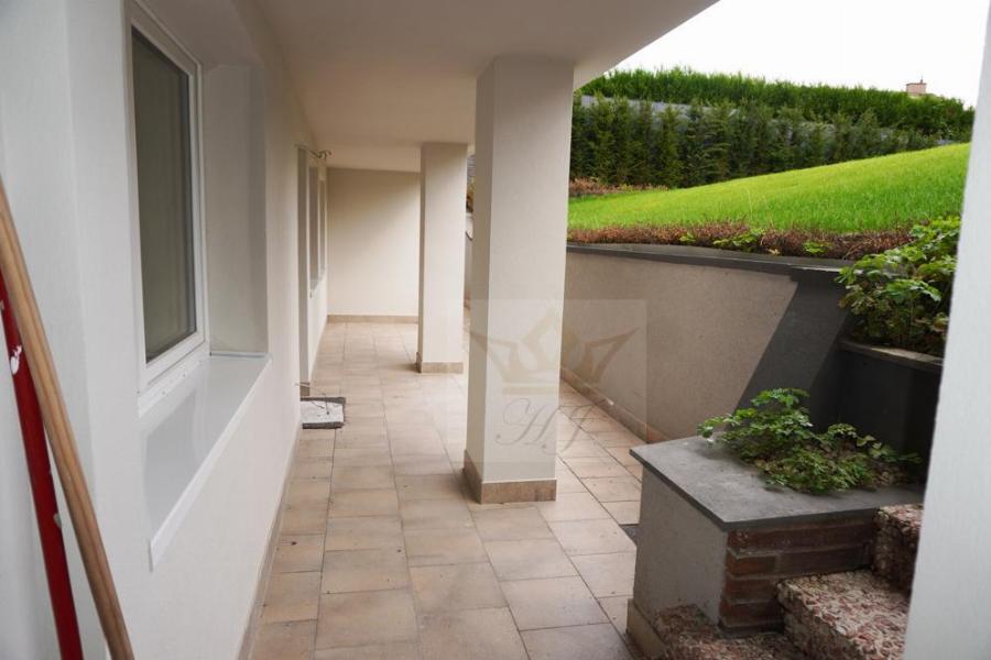 Blick von der kleinen Souterrain Wohnung auf überdachte Terrasse