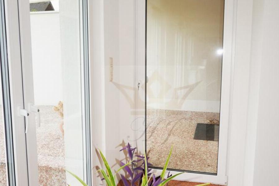 Zugang vom Essbereich auf überdachte Terrasse