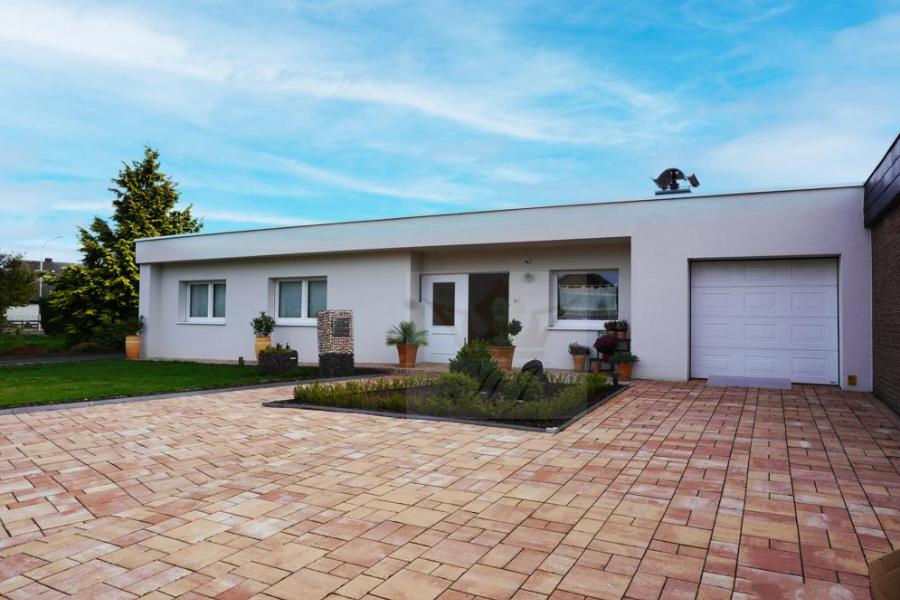 Hauszugang und Garagenzufahrt