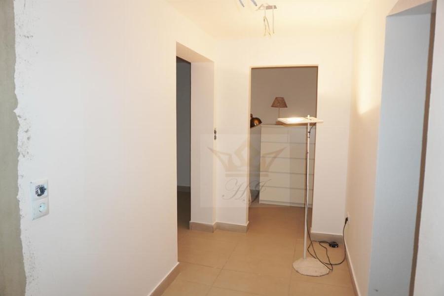 Zugang zu der Wohnküche und Garderobe