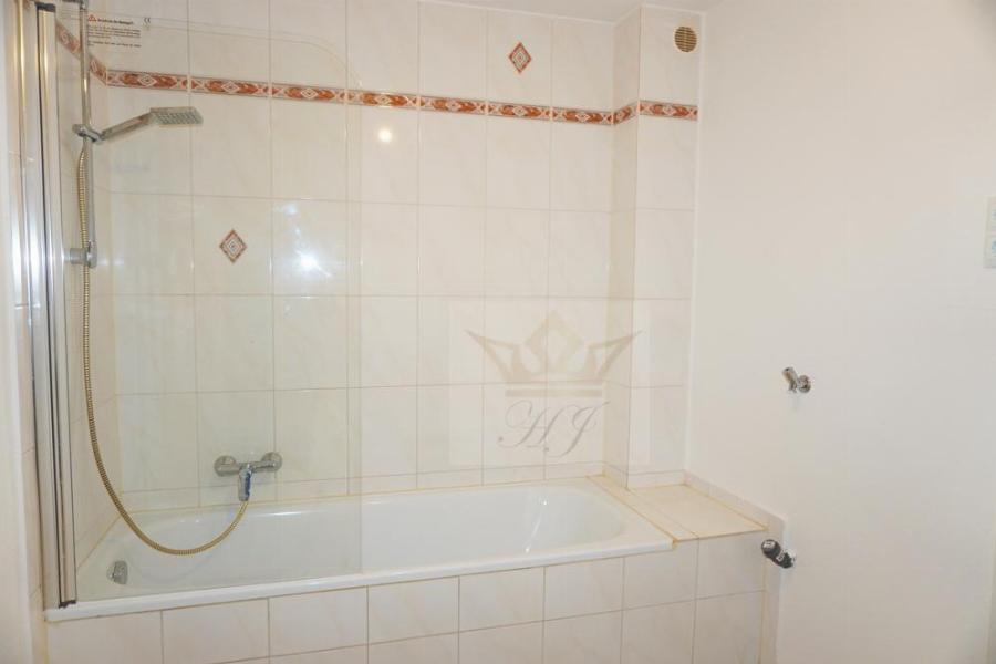 Badewanne mit Waschmaschinen Anschluss in der großen Souterrain Wohnung