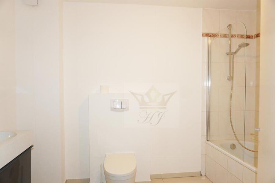 Blick in das moderne Wannenbad der großen Souterrain Wohnung