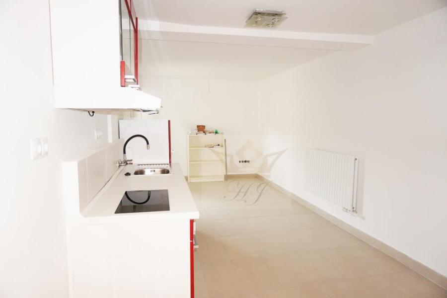 Blick in die offene Wohnküche in der kleinen Souterrain Wohnung