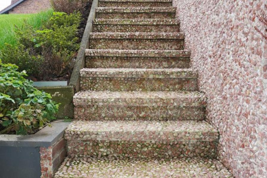 Moderne Steintreppe mit Zugang zum Garten aus dem Soutterain