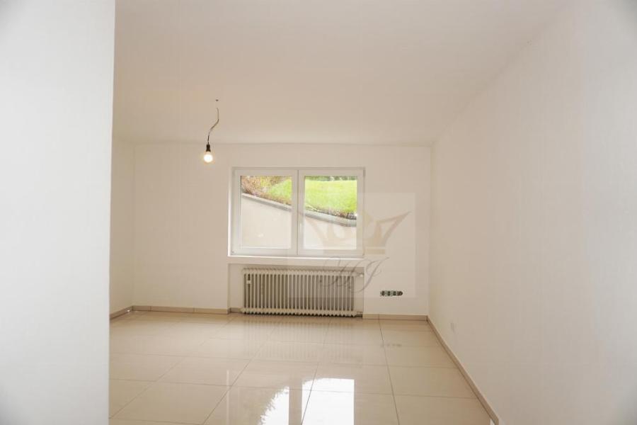 Blick in das Schlafzimmer in der großen Souterrain Wohnung