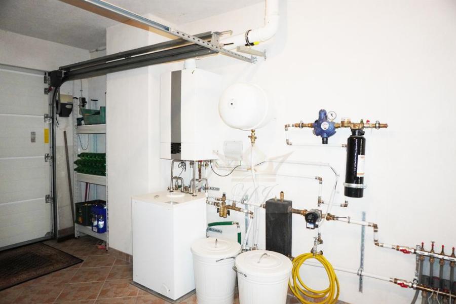 Moderne Heizung in der Garage