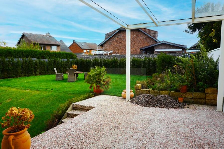 Blick von der überdachten Terrasse in den Garten