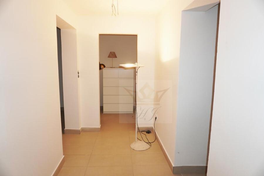 Wohnungsflur von dem Schlafzimmer der kleinen Souterrain Wohnung