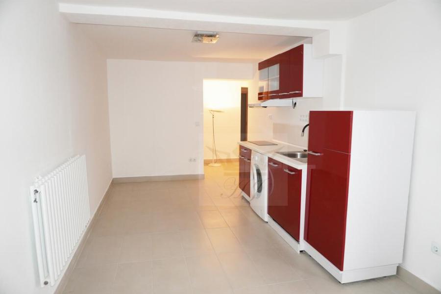 Teilblick auf offene Wohnraumküche in der kleinen Souterrain Wohnung