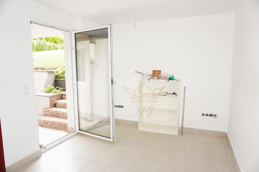 Teilblick offene Wohnküche und Zugang Terrasse in der kleinen Souterrain Wohnung