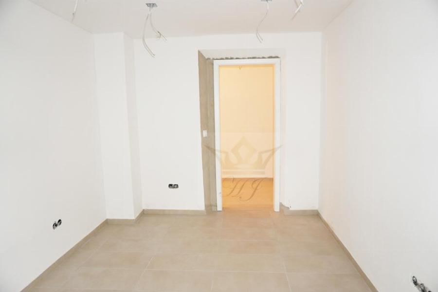 Teilblick Schlafzimmer der kleinen Souterrain Wohnung