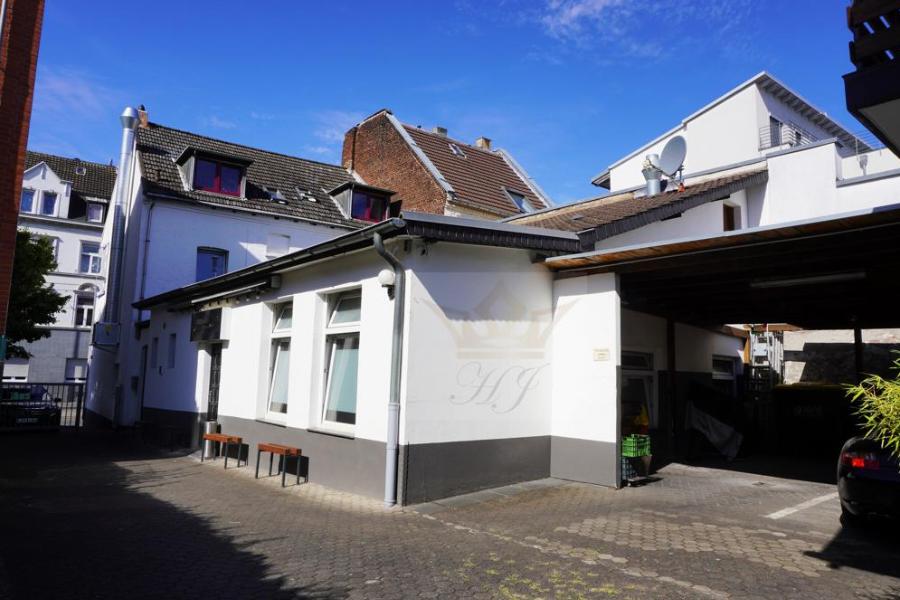 Blick von dem Innenhof auf das Restaurant und Vorderhaus
