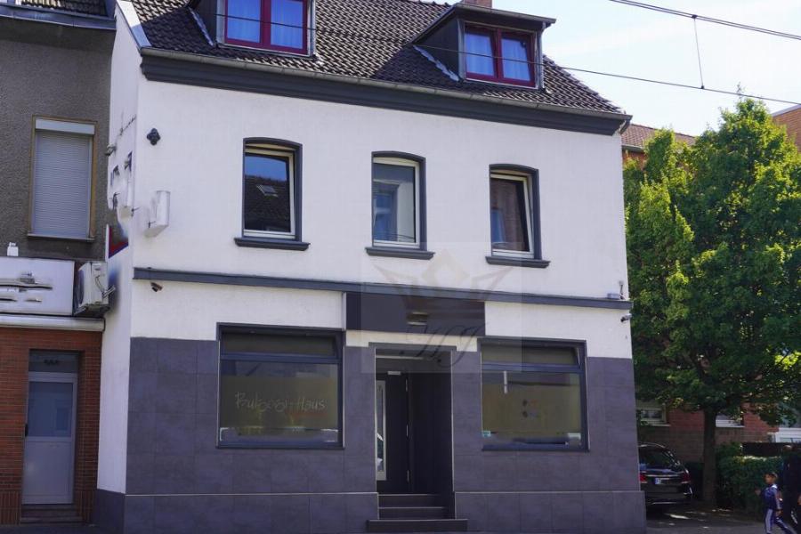Straßenseitige Frontansicht