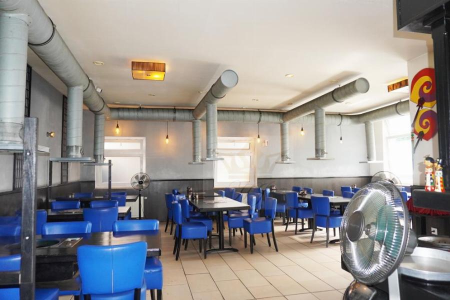 Vorderhaus - Teilblick Restaurant mit Sitzplätzen