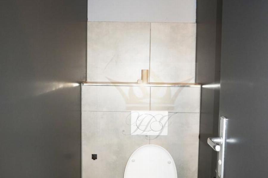 Vorderhaus - Damen WC im Restaurant