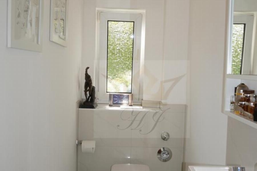 Hinterhaus - Eigner Wohnung; Blick in das Gäste-WC