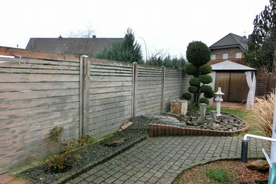 Teilblick Terrasse und und Garten mit Pavillon