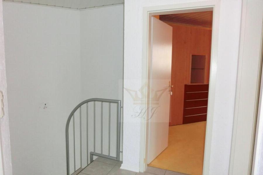 Blick aus zweitem Kinder- oder Arbeitszimmer auf innenverlaufende Treppe ins EG