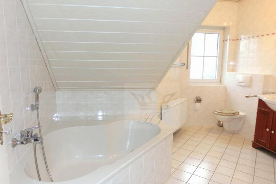 Eckbadewanne im Tageslicht Bad