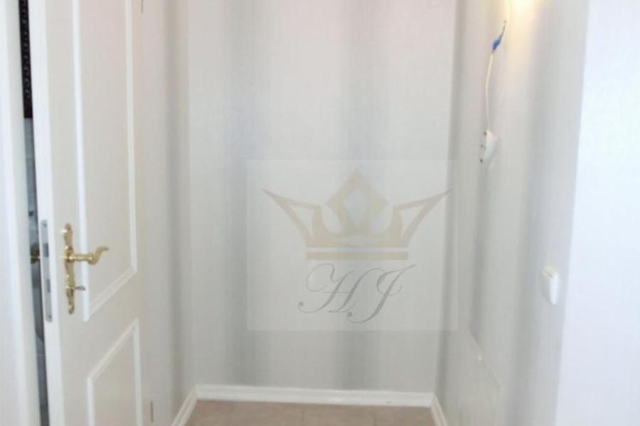 Zugang zum Gäste-WC und Platz für Garderobe