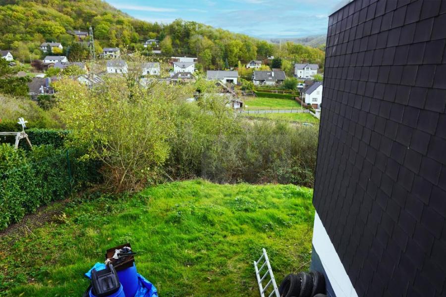 Blick von der ersten Terrasse auf unten liegenden Garten