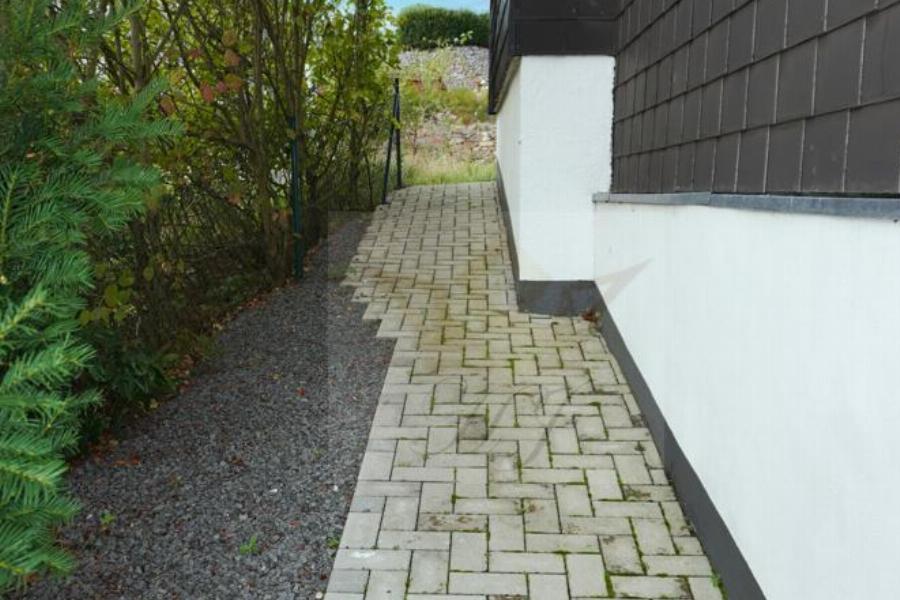 Seitliche Hauszuwegung zur Straße hin