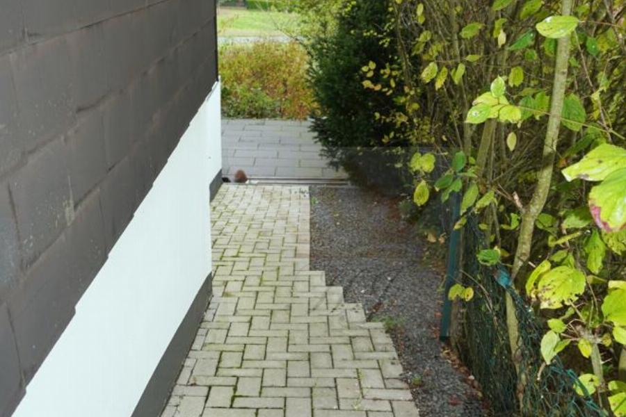 Seitliche Hauszuwegung zur Terarase und Garten