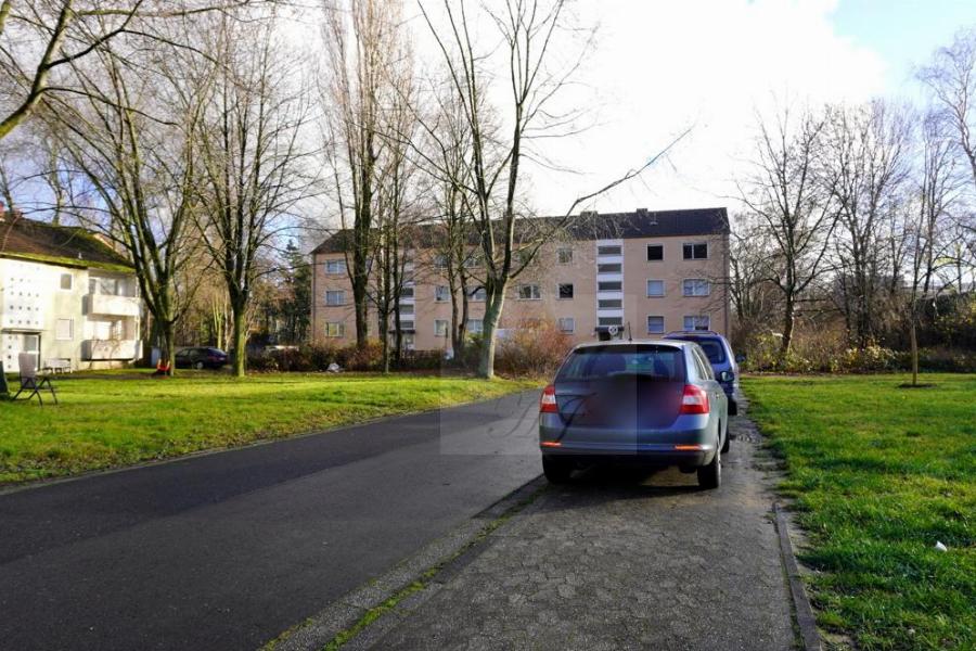 Zufahrt zu den Mehrfamilienhäusern mit Garagenanllage