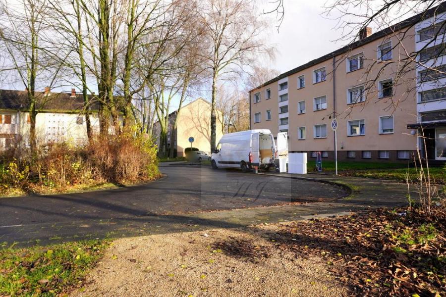 Blick von der Parkanlage auf die Mehrfamilienhäuser mit Zufahrt zu der Garagenanlage