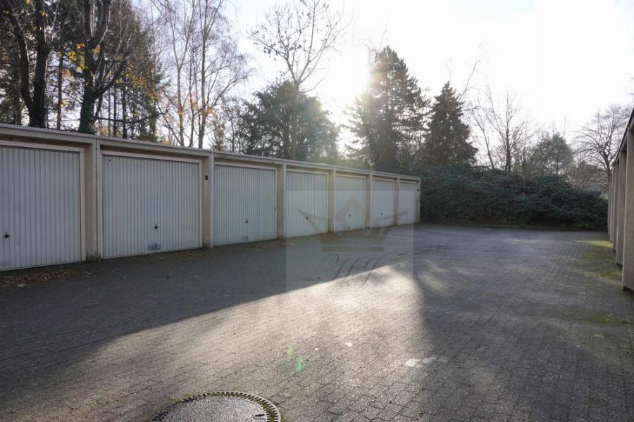 Teilblick rechte Garagenanlage