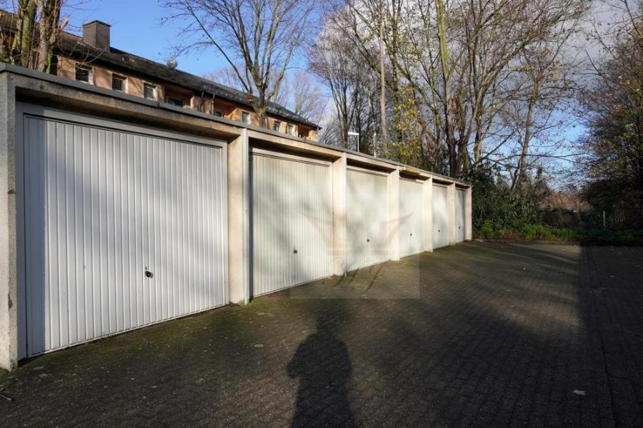 Teilblick linke Seite Garagenanlage