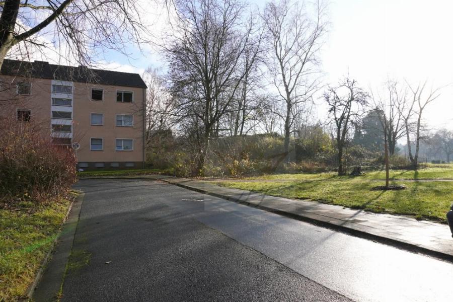 Zufahrt und Teilblick Mehrfamilienhaus