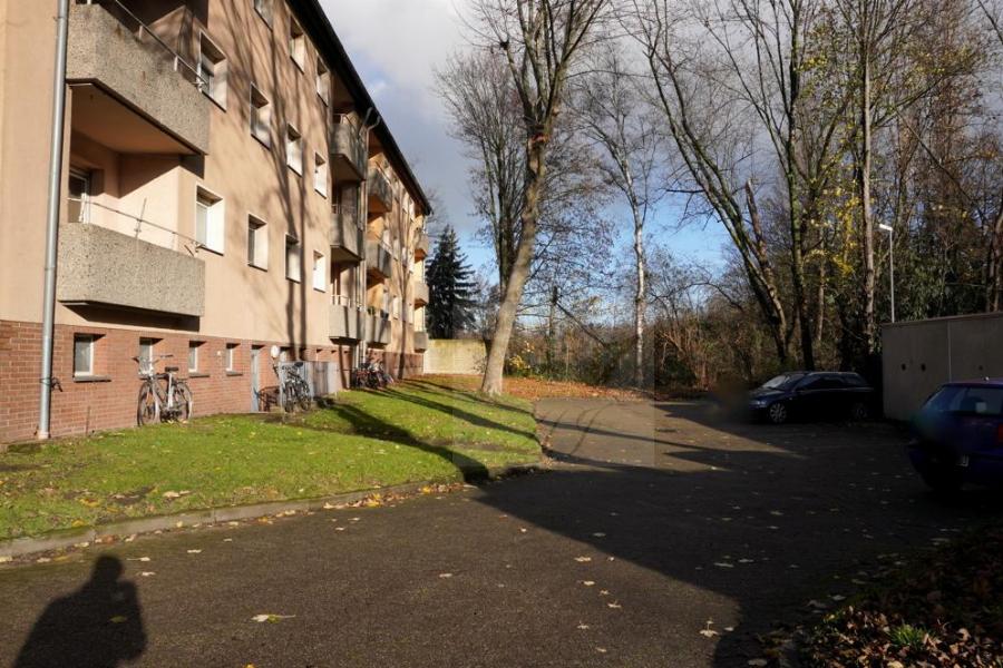 Blick auf die Häuserrückseite 13 und 15, sowie freie Stellplätze